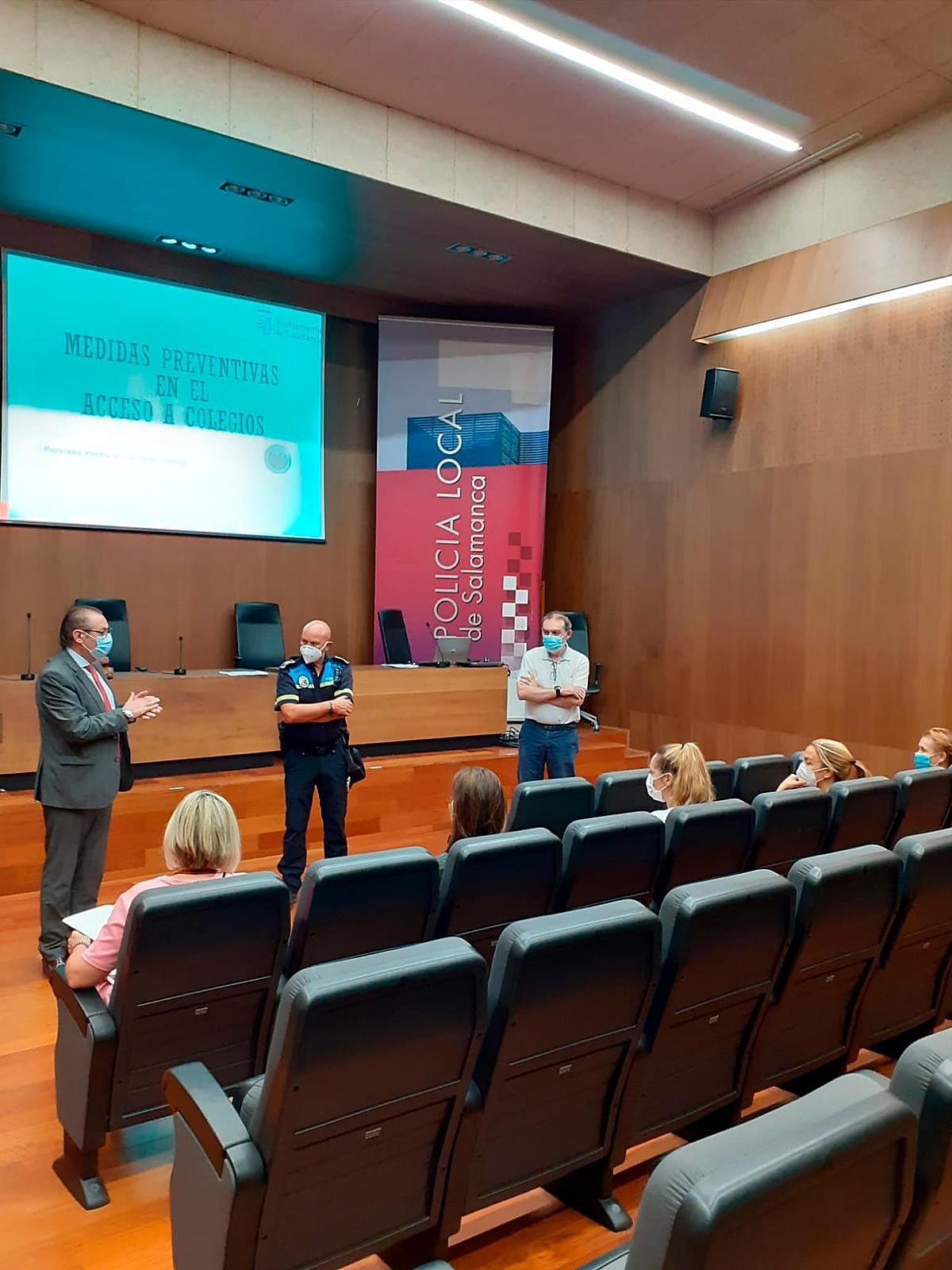 Imagen de la reunión entre el Consistorio y los directores de los centros escolares.