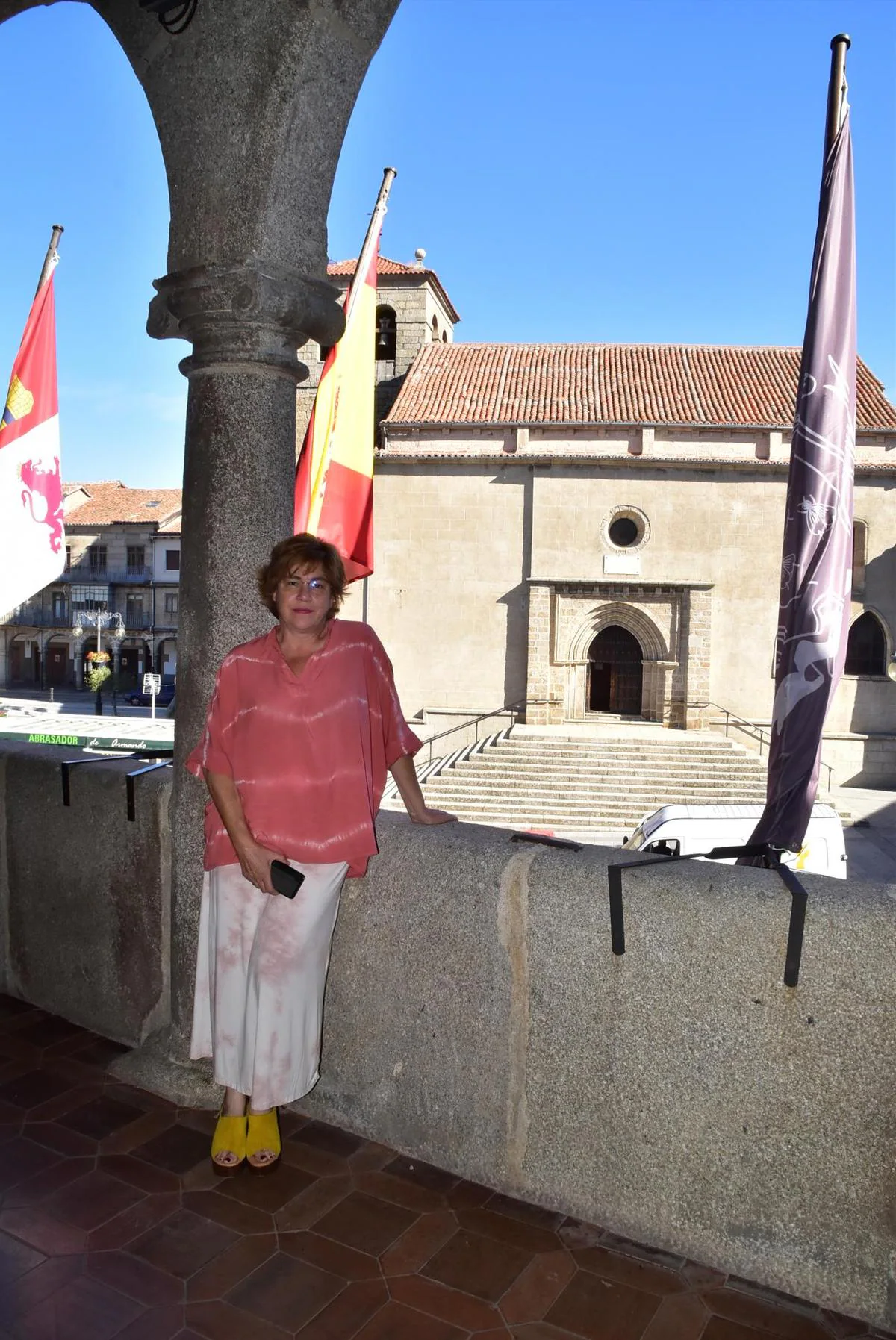 Imagen de la alcaldesa de Béjar, María Elena Martín, en el balcón del Ayuntamiento de Béjar.