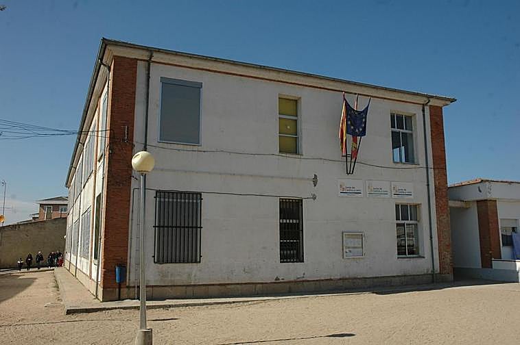 Uno de los edificios que componen el colegio de Vitigudino.
