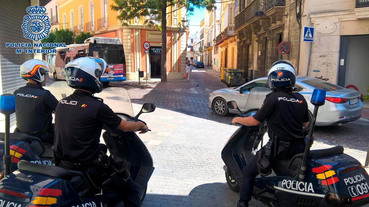 Policías nacionales en el centro de Jerez.