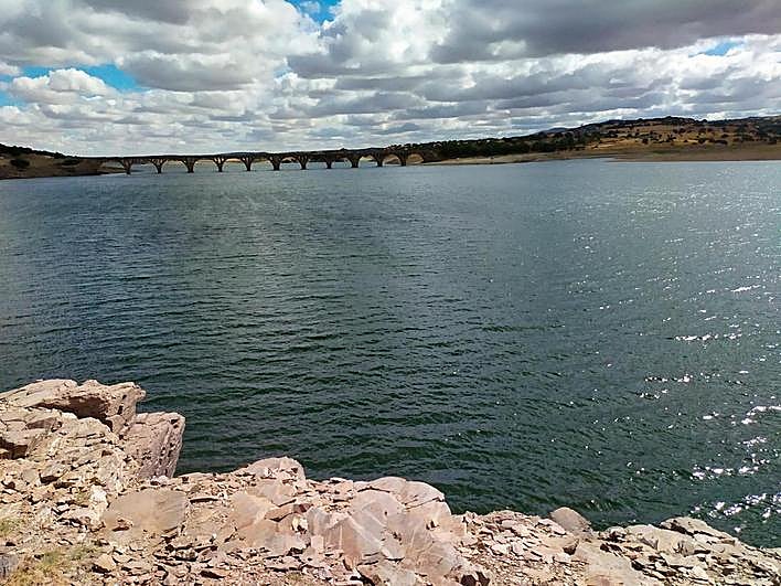 Imagen del pantano de Santa Teresa desde la toma de agua de Guijuelo, con el puente viejo tapado por el agua.