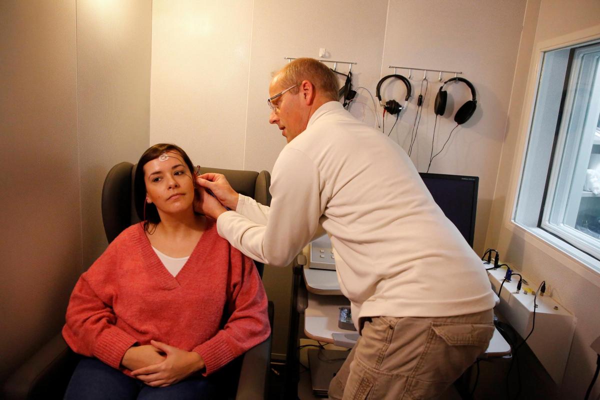 Pruebas a una paciente con pérdida auditiva.