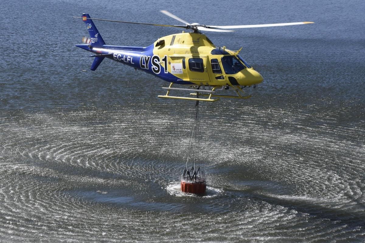 El helicóptero de El Bodón cargando el “bambi” en el pantano del Águeda.