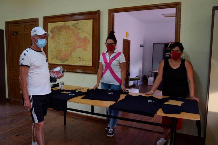 Entrega de polos y mascarillas en Aldehuela de Yeltes.