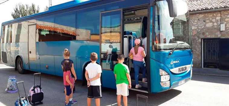 Padres ‘en guerra’ porque la Junta obliga a sus hijos a compartir autobús escolar con otros viajeros