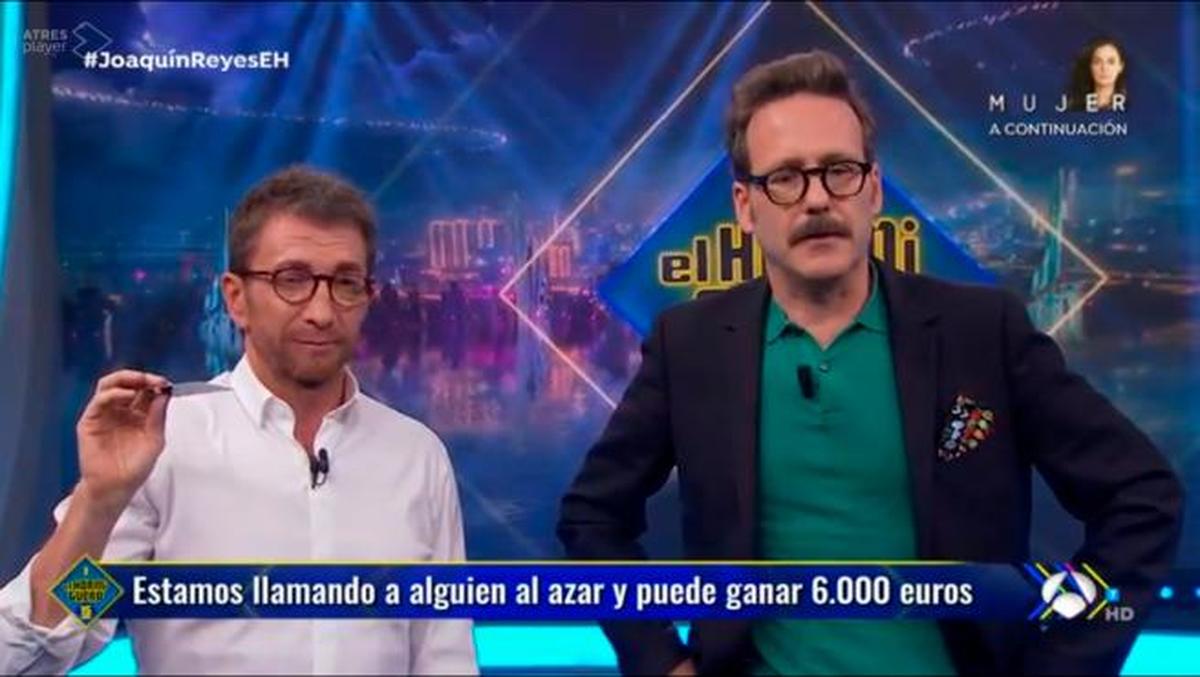 Pablo Motos y Joaquín Reyes, “intentando” repartir los 6.000 euros.