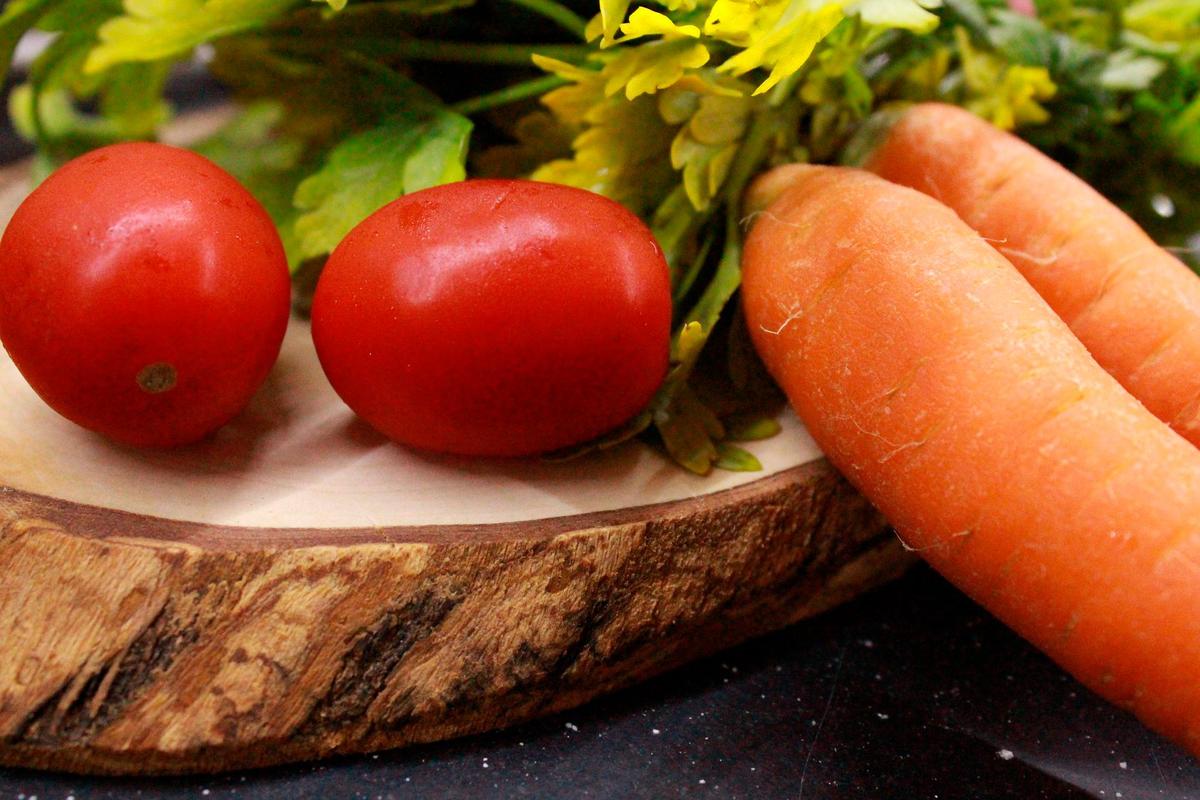 Tomates y zanahorias.