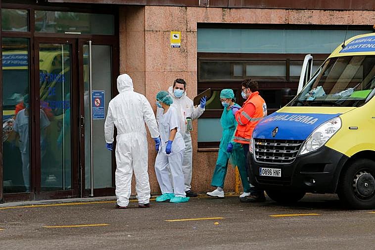 Varios sanitarios a las puertas del Complejo Asistencial de Salamanca.