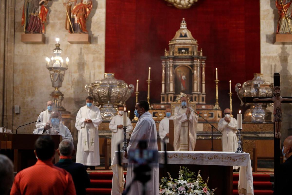 Misa en la Catedral Nueva durante el día de la Vega.