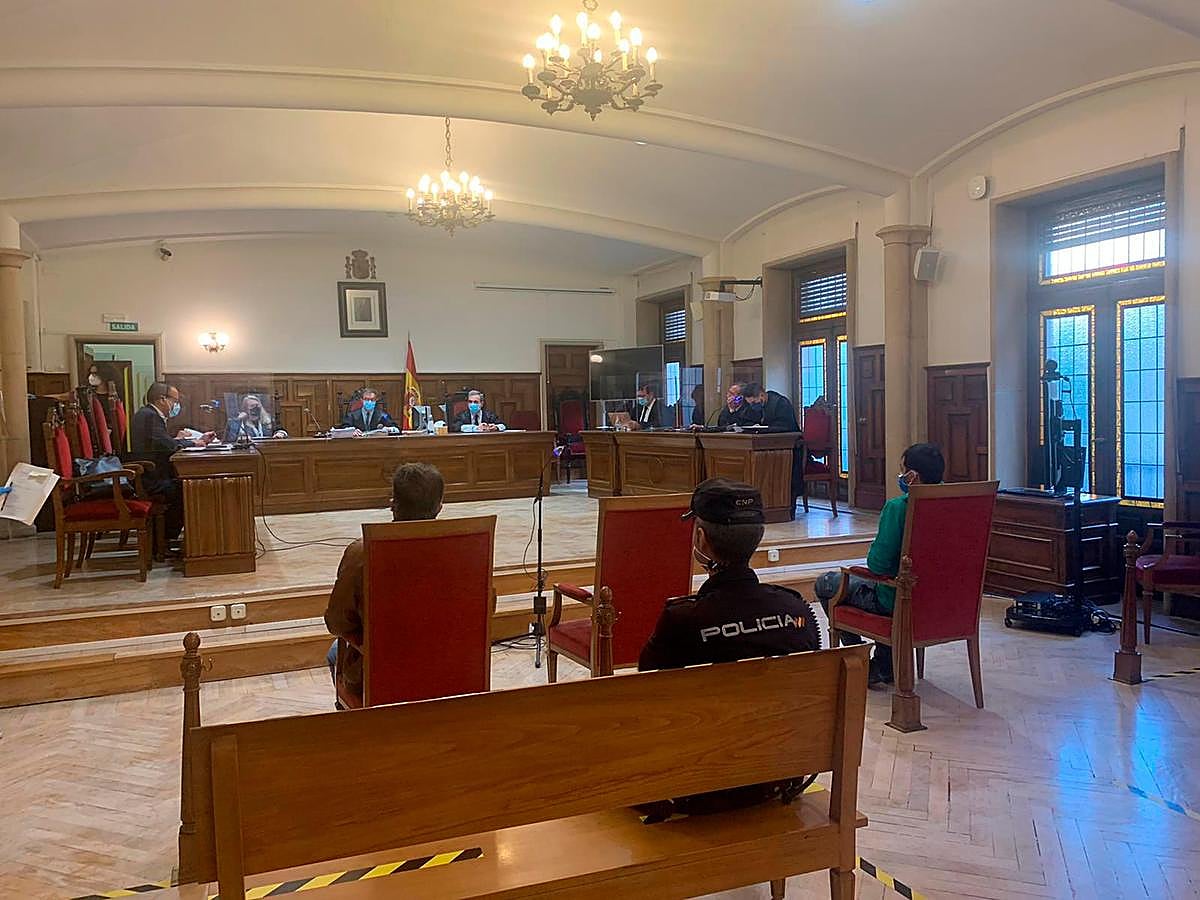 Los acusados, con la silla vacía de ‘El Pepón’ en el centro, al inicio del juicio que este miércoles comenzó en la Audiencia