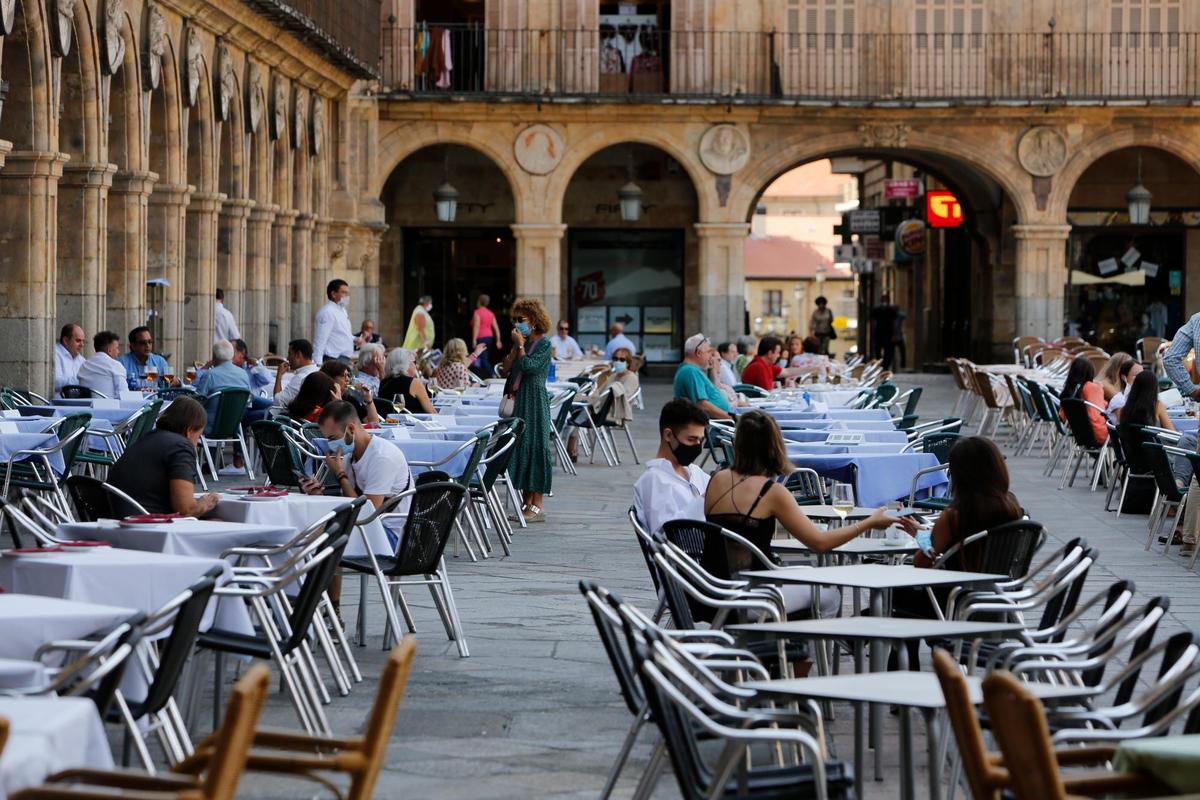 Terrazas en la Plaza Mayor de Salamanca, ayer.