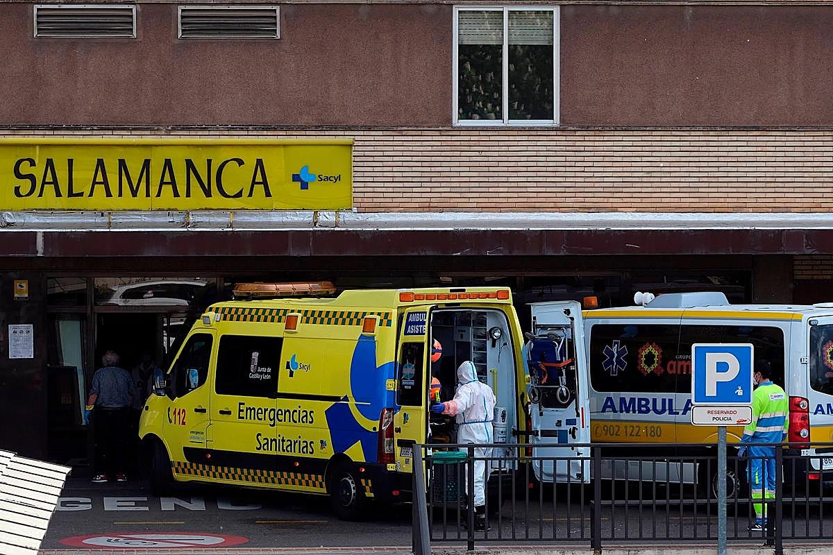Una ambulancia llega a la puerta del Hospital Clínico de Salamanca.