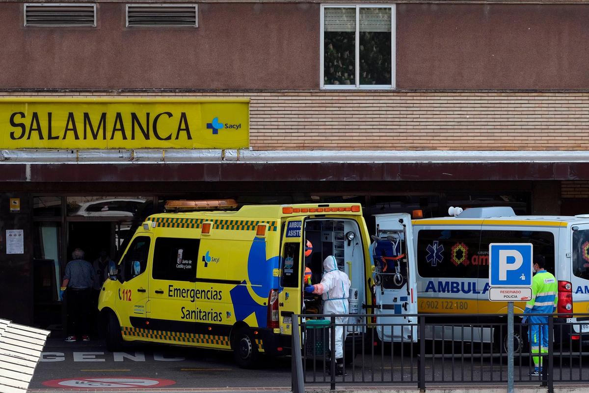 Una ambulancia llega a la puerta del Hospital Clínico de Salamanca.