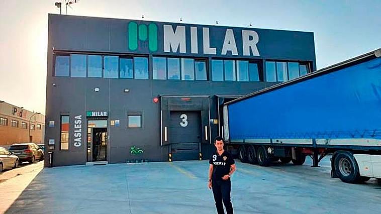 Ricardo Conrado, frente a la nave de Milar que abastece a las 10 tiendas de Salamanca