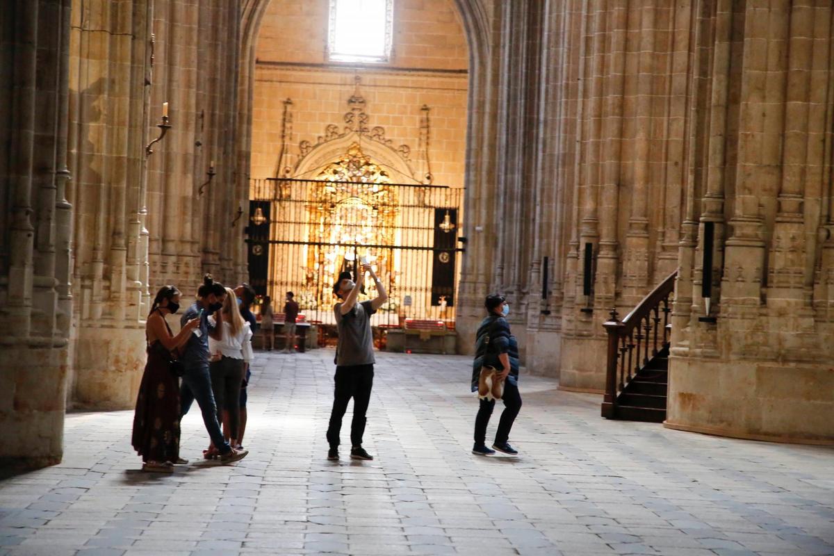 Varios turistas de visita en la Catedral de Salamanca