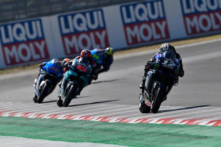 Maverick Viñales liderando el Gran Premio de Emilia-Romaña.