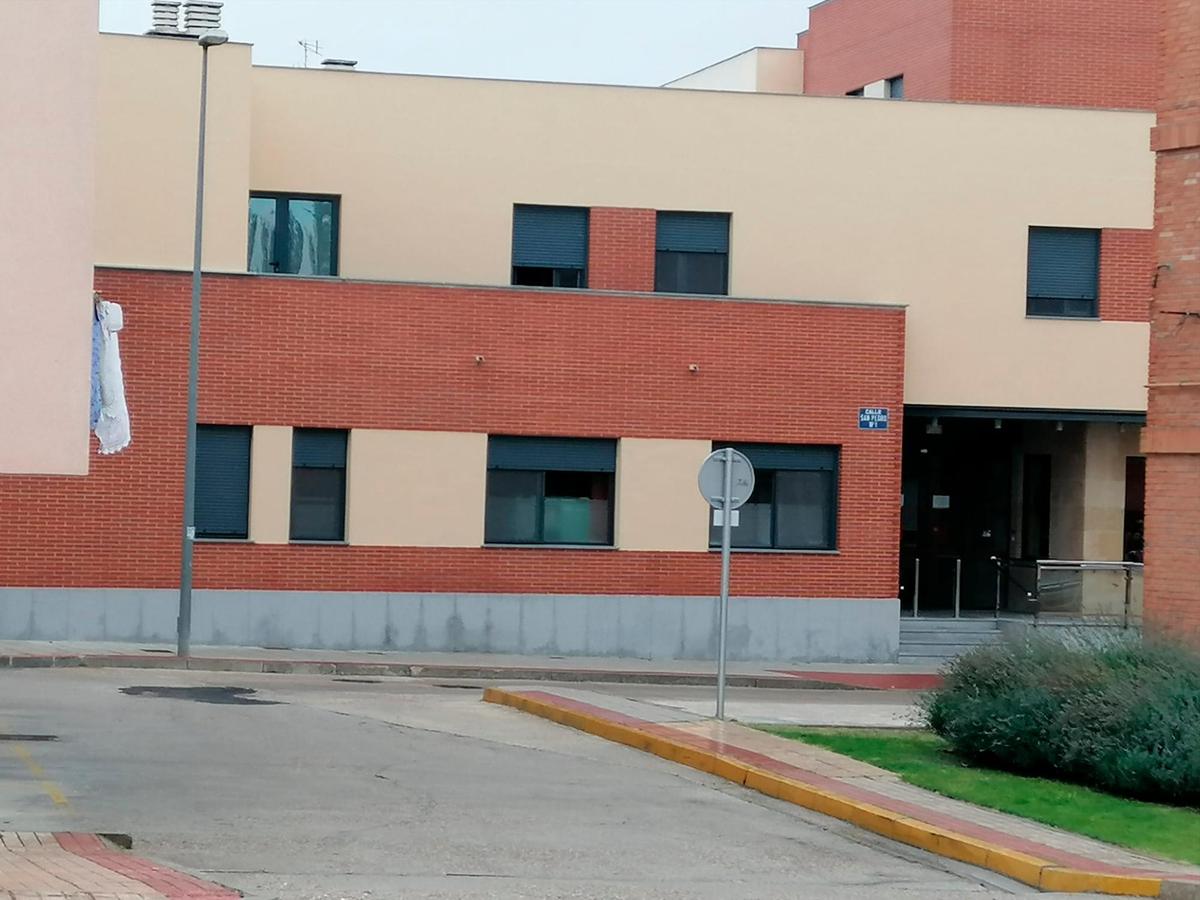 Entrada principal a la residencia de mayores San Pedro Advíncula, de la localidad peñarandina.