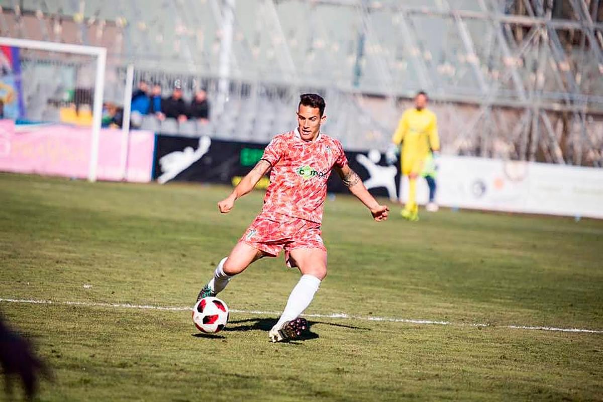 Luis Acosta vistiendo la camiseta del Guijuelo.