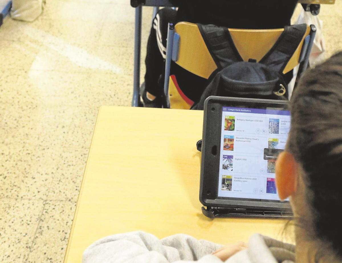 Una niña trabajando con una tablet en el colegio.