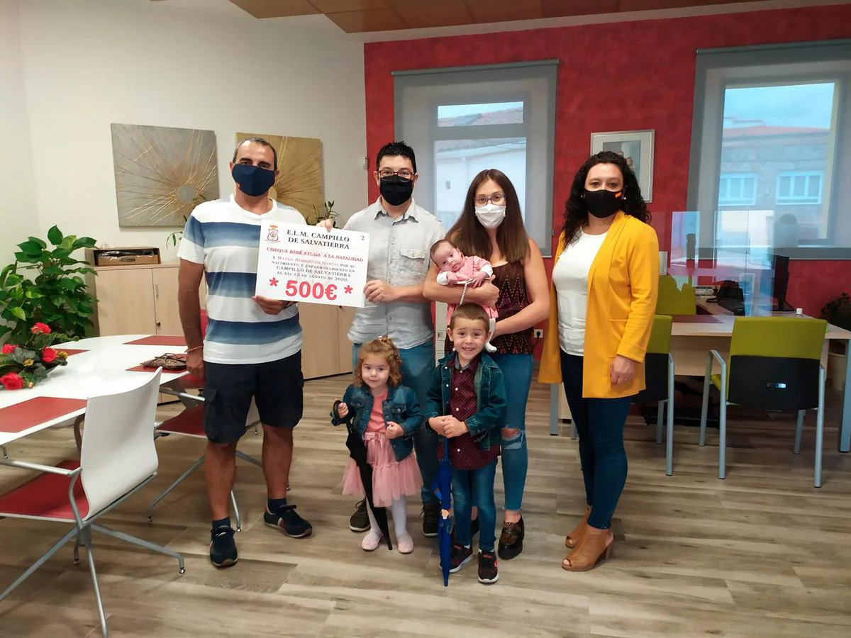 La familia del pequeño Mateo Rodríguez García fue la primera en recibir el cheque bebé aprobado por la junta vecinal de Campillo de Salvatierra.