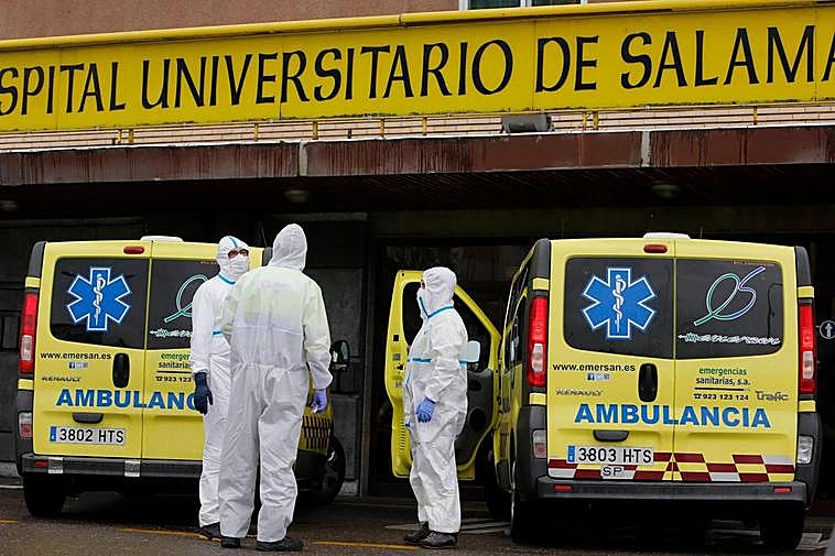 Sanitarios de dos ambulancias a las puertas del Clínico.