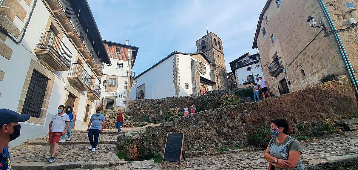 Imagen de turistas y visitantes en la Cuesta de la Romana de Candelario.