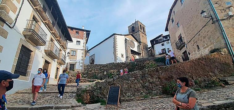 Imagen de turistas y visitantes en la Cuesta de la Romana de Candelario.