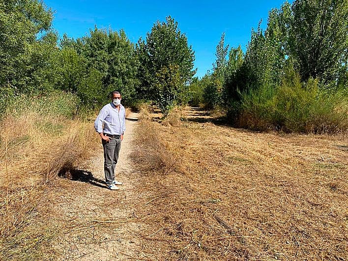 El alcalde, Ángel Peralvo, en la zona del paseo junto al Tormes.