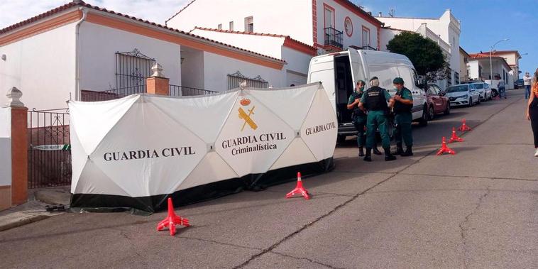 La Guardia Civil en el domicilio del detenido por la muerte de Manuela Chavero.