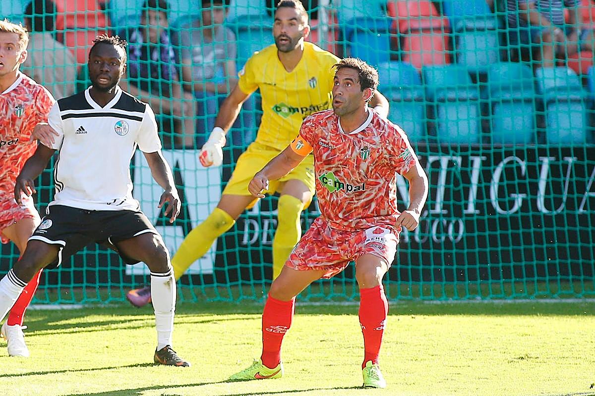 Jonathan Martín, capitán del Guijuelo, en un encuentro en el Helmántico.