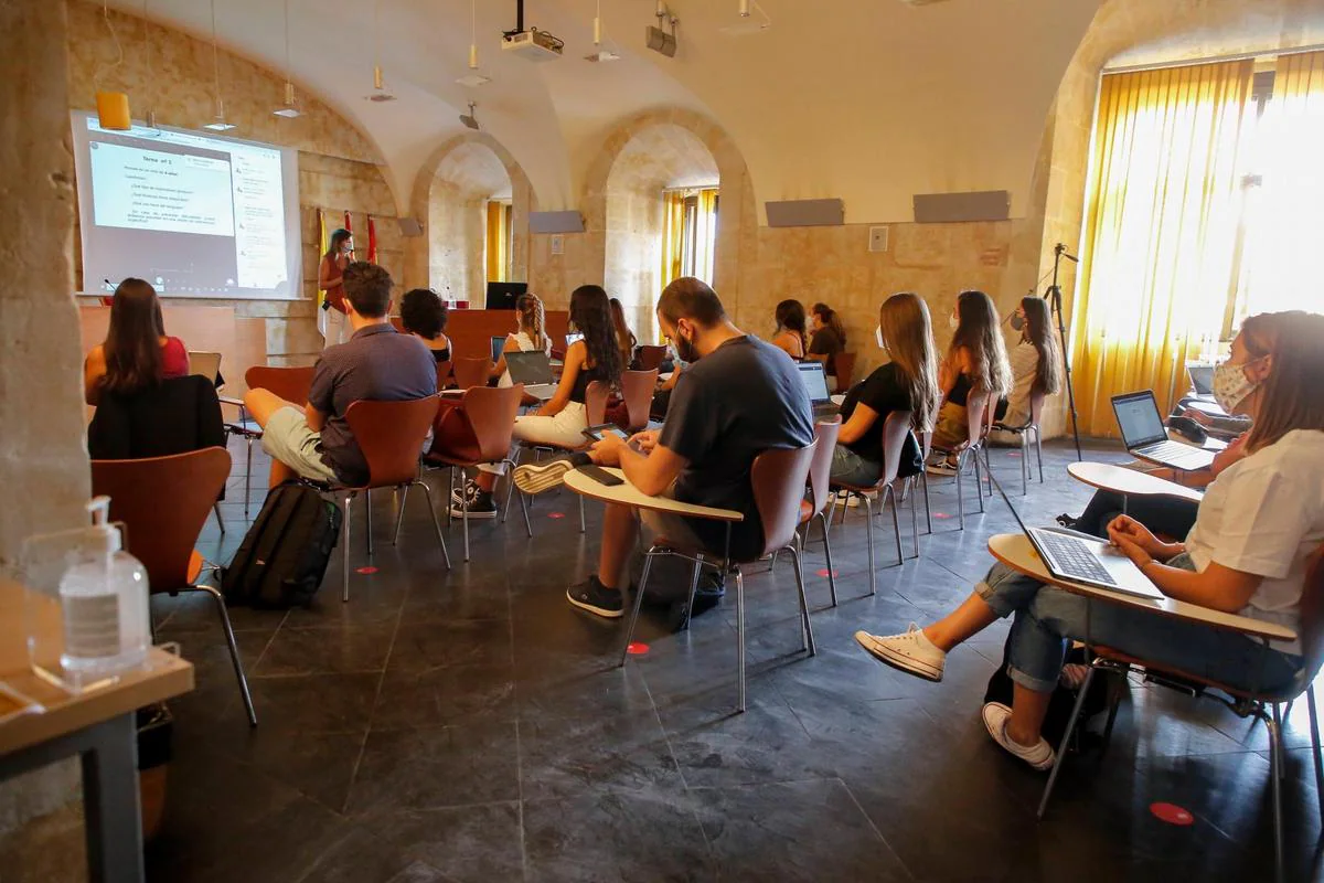 Alumnos en una clase de la Universidad Pontificia