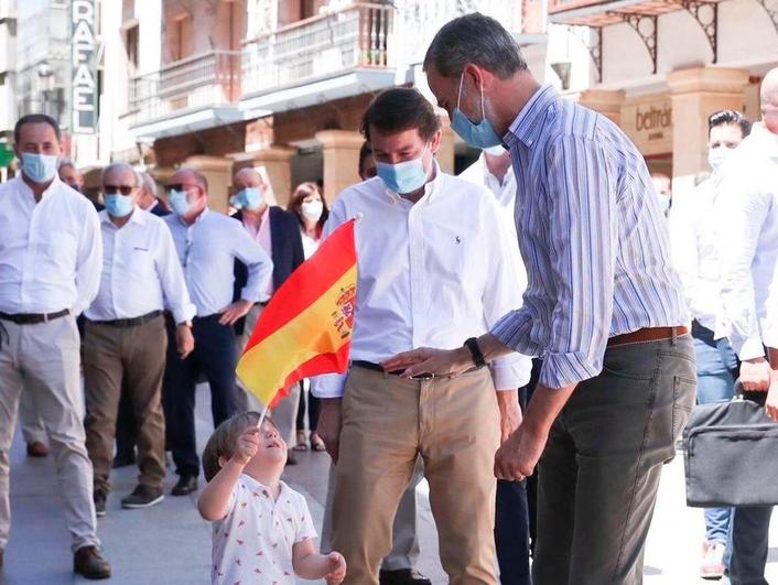 Fernández Mañueco junto al Rey Felipe VI.