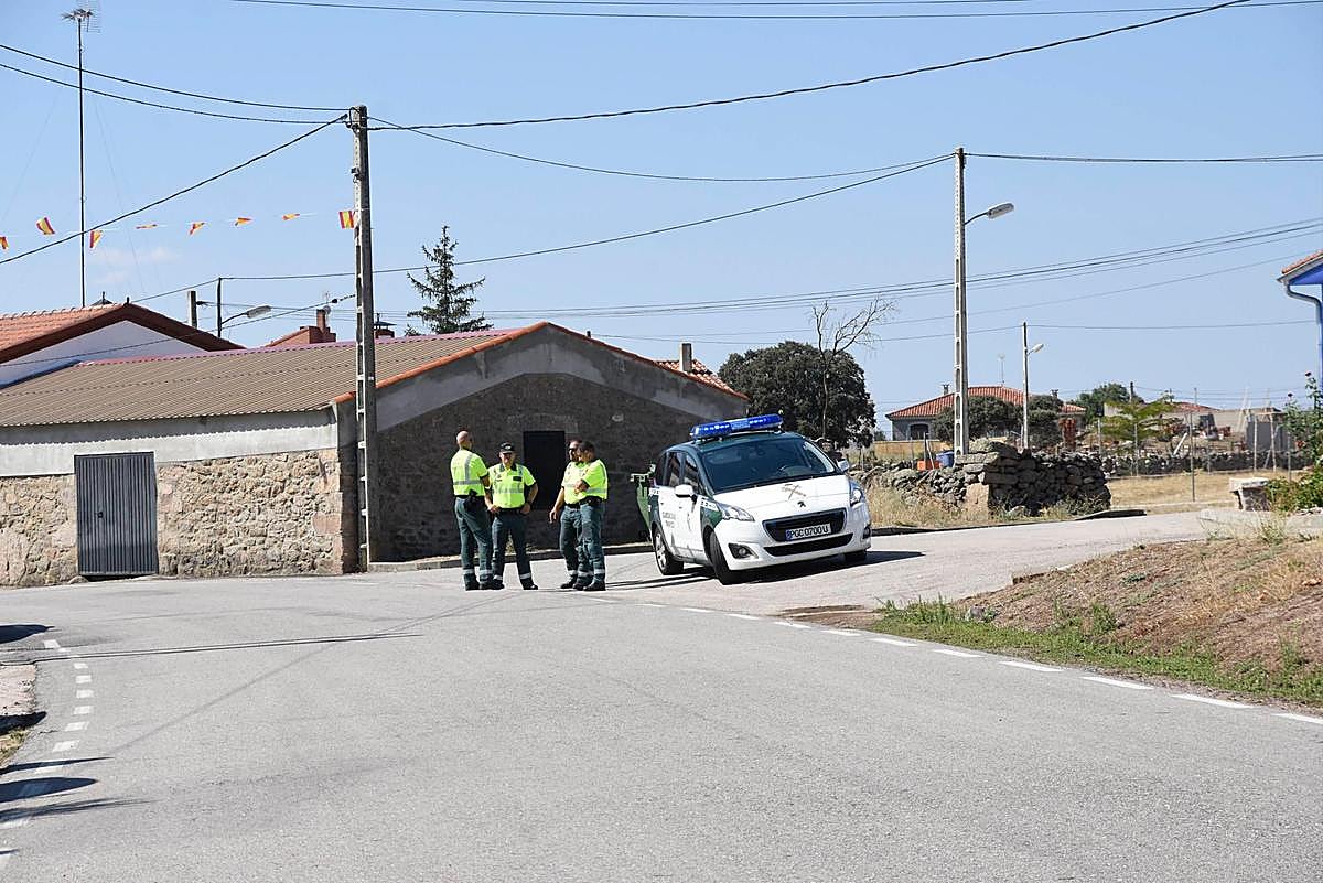 Agentes de la Guardia Civil en el lugar de los hechos, en el término de Pelarrodríguez.