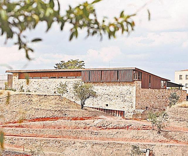 Edificio construido a principios de siglo en el Cerro de San Vicente.