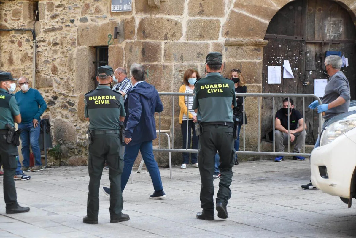 Agentes de la Guardia Civil, en la localidad de Sotoserrano el pasado jueves.