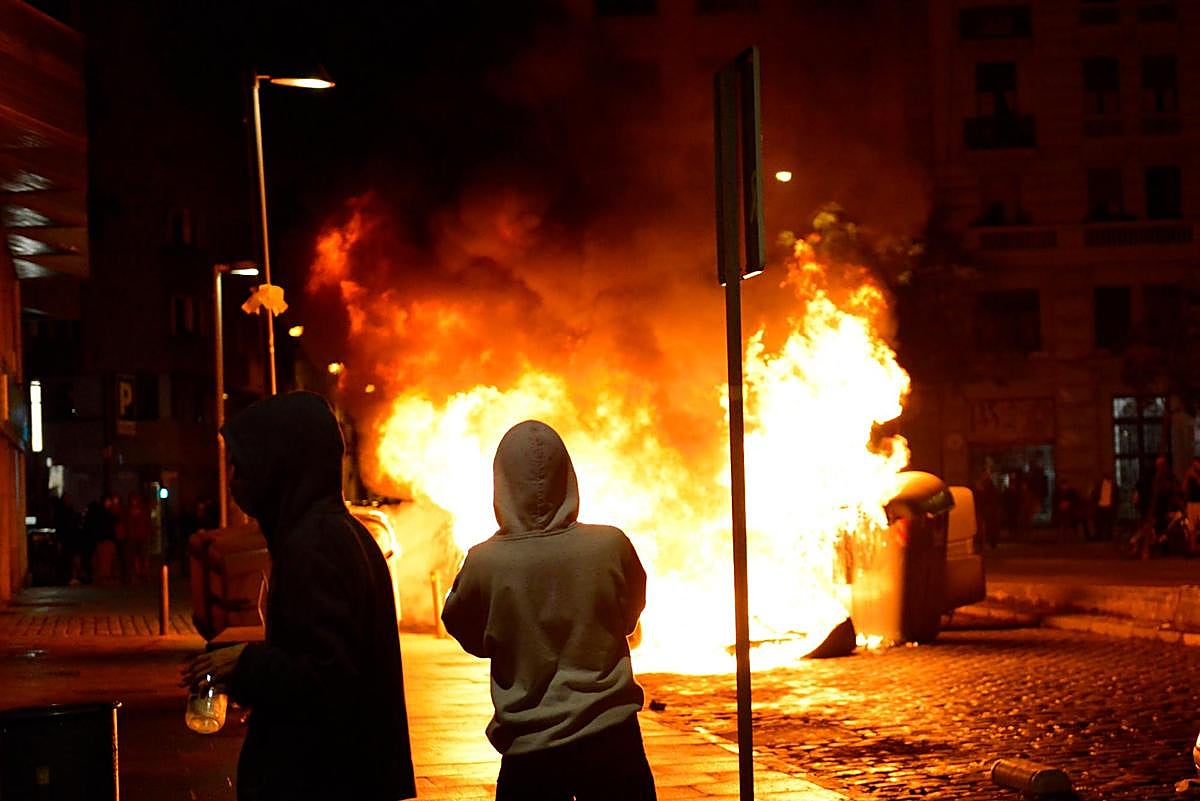 Imagen de la quema de contenedores.