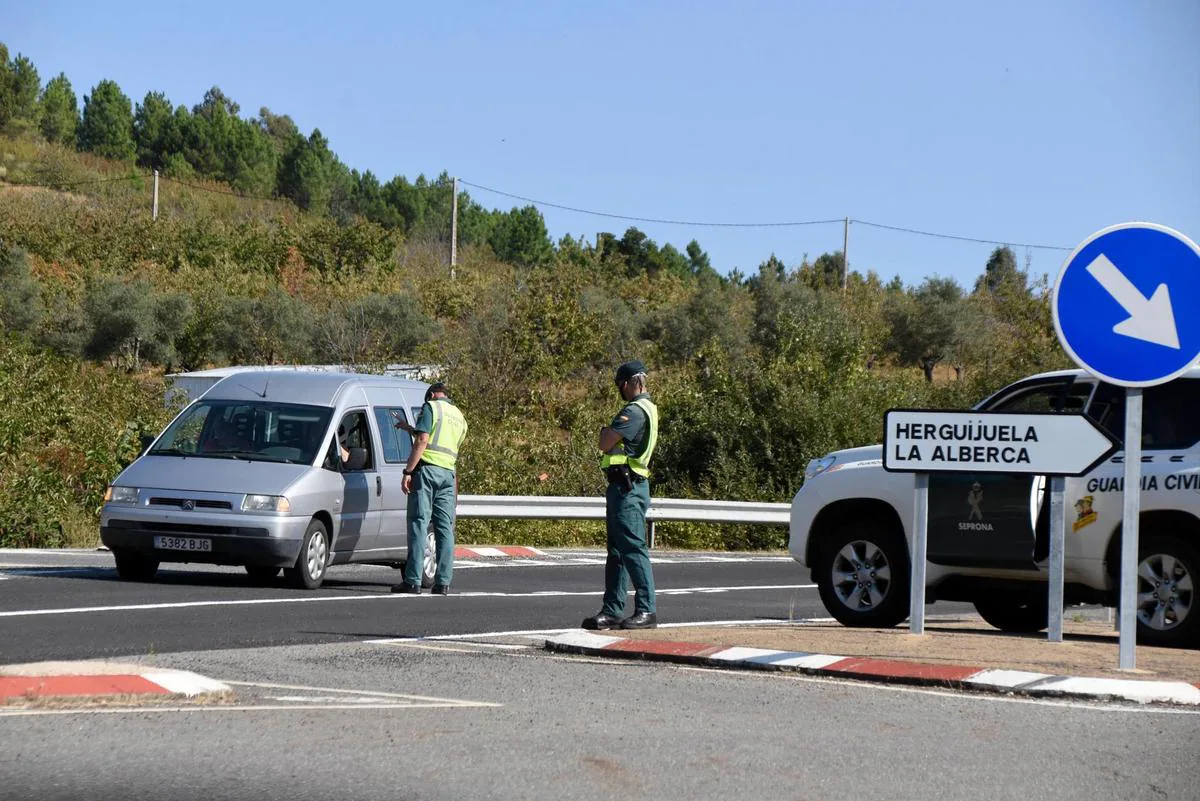 Agentes del Seprona de la Guardia Civil controlando el acceso norte a la localidad de Sotoserrano.
