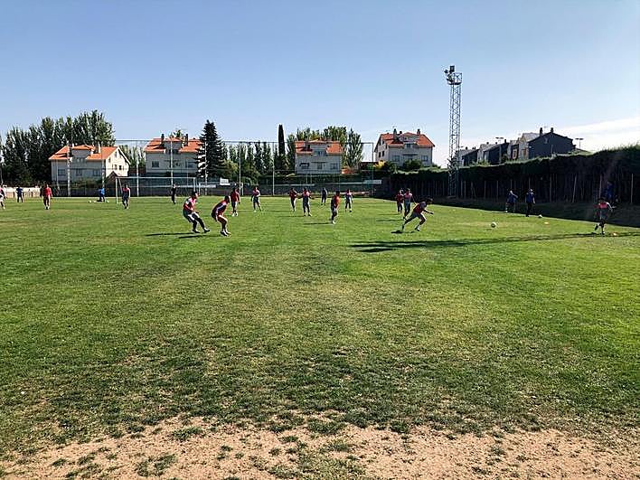 Egea, al fondo, observa el partidillo de sus jugadores en el campo anexo a Las Pistas.
