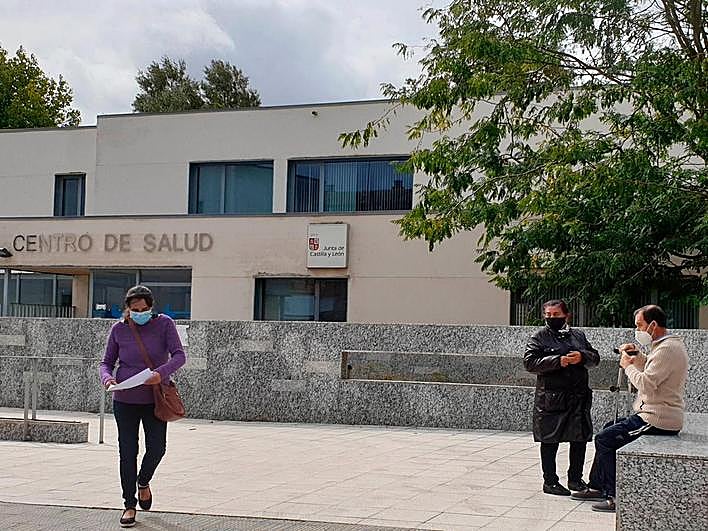 Entrada principal del Centro de Salud de Vitigudino durante la mañana del jueves.