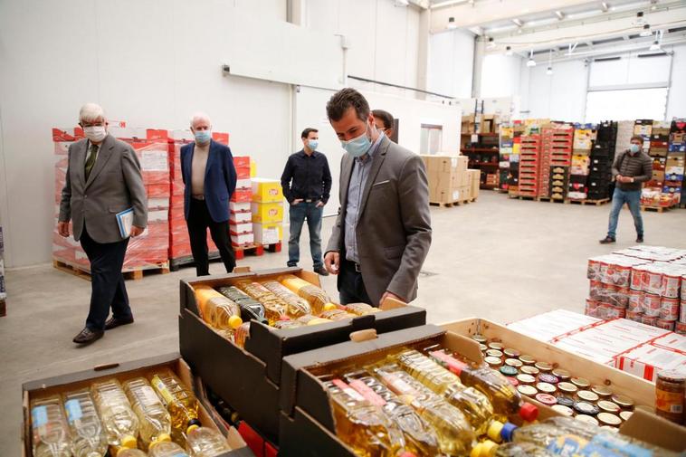 Luis Tudanca visitando el Banco de Alimentos.