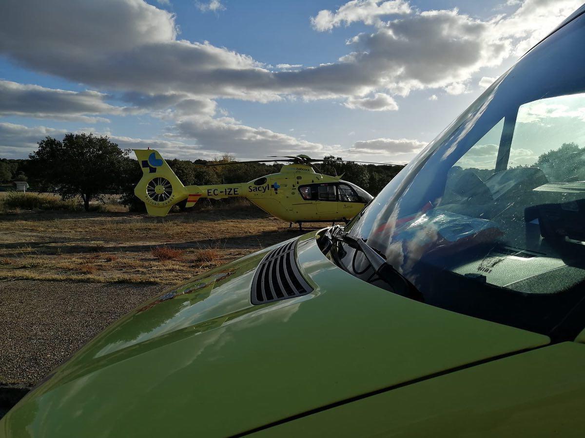 Helicóptero medicalizado y ambulancia en una intervención anterior.
