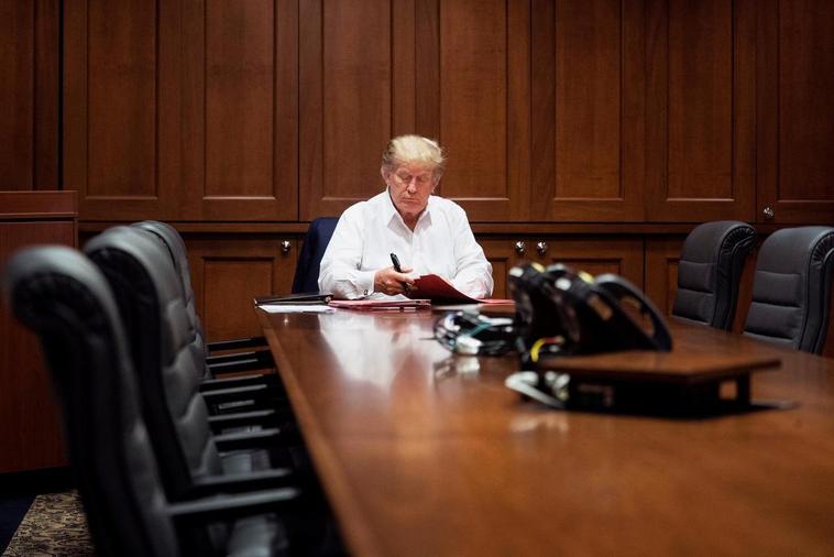 Donald Trump en un fotograma del vídeo en el que analiza su estado de salud.