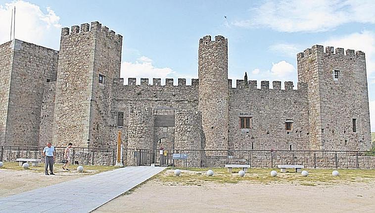 Imagen exterior del Castillo de Montemayor del Río y una de las puertas de acceso a la fortaleza, convertida en Centro del Interpretación del Medievo.