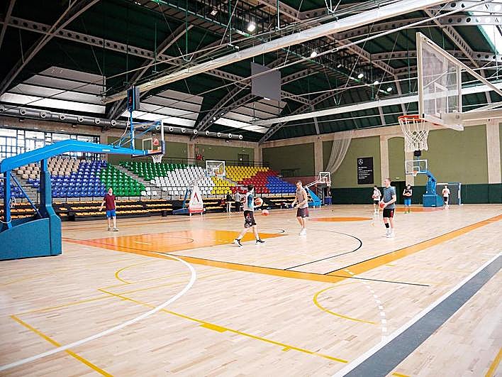 Los jugadores del Aquimisa Carbajosa, ‘estrenando’ pabellón.