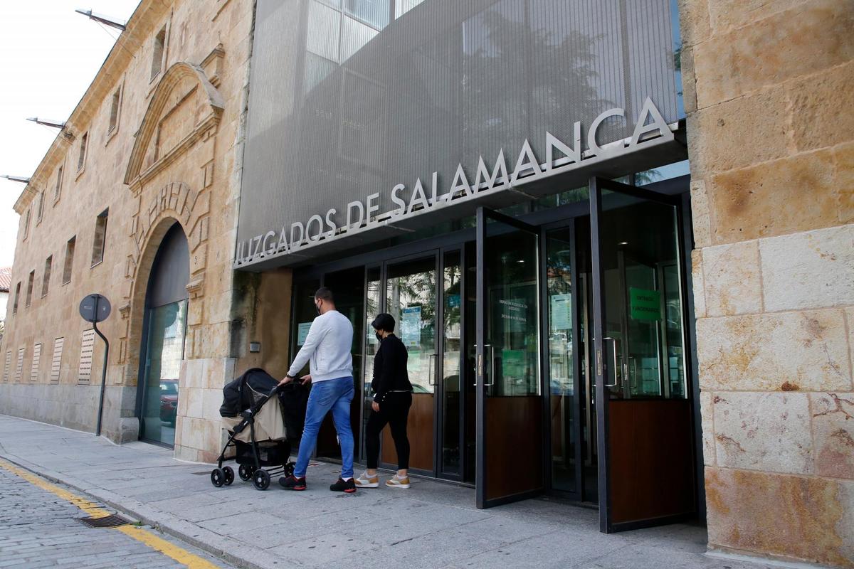 Una pareja paseando con un niño pequeño.