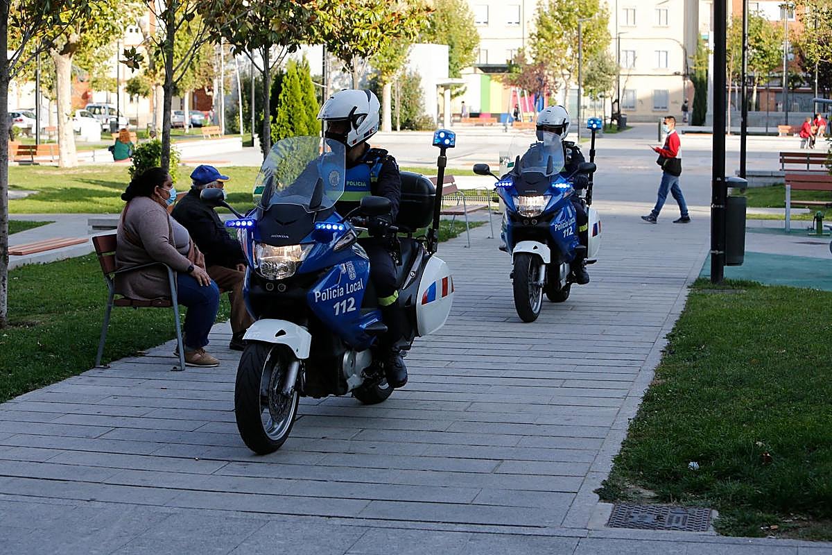 Policías locales patrullando en moto por el parque de Garrido