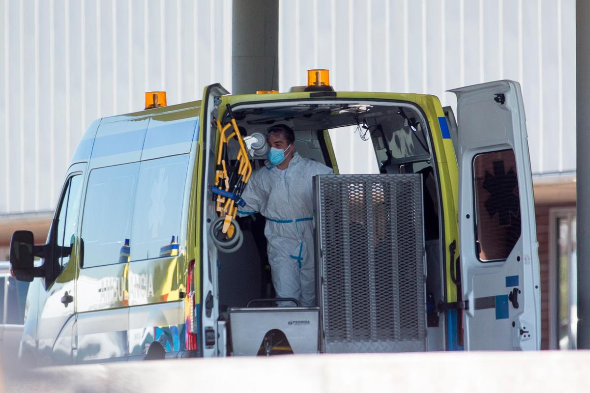 Un sanitario en el interior de una ambulancia.