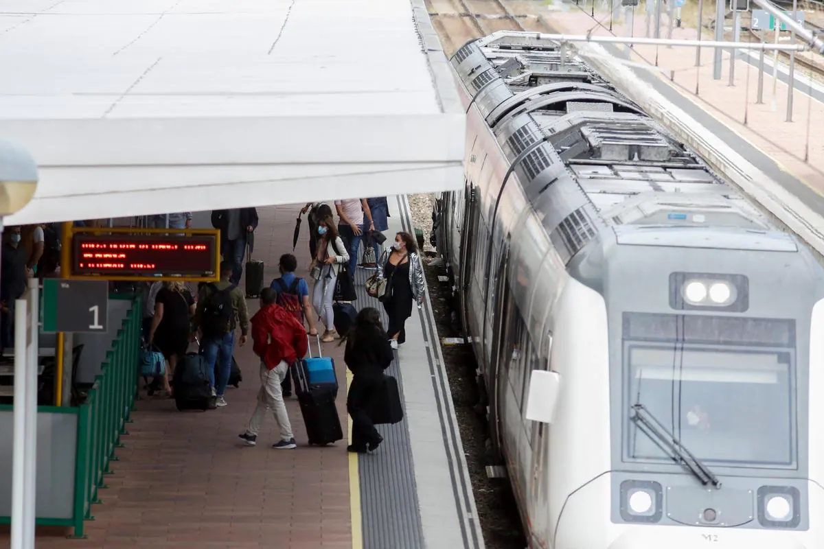 Usuarios de Renfe a su llegada a la estación de Salamanca procedentes de Madrid.