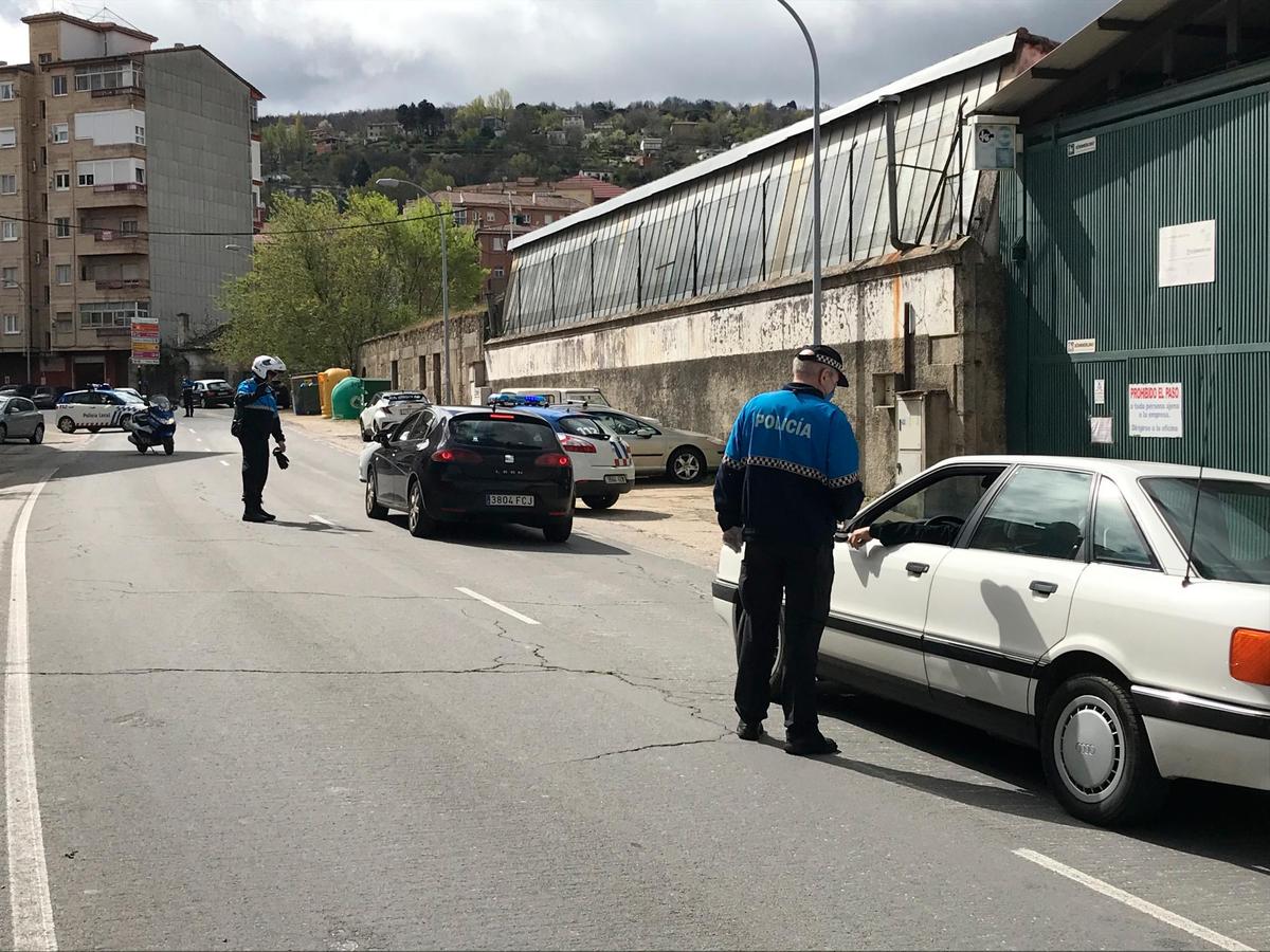 Imagen de dos agentes de la Policía Local de Béjar, en un control en la carretera de Ciudad Rodrigo.