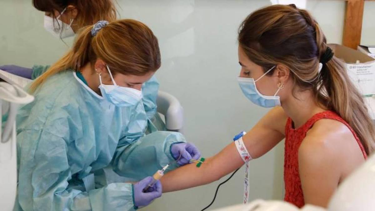 Una enfermera realiza una extracción a una alumna de la Universidad.